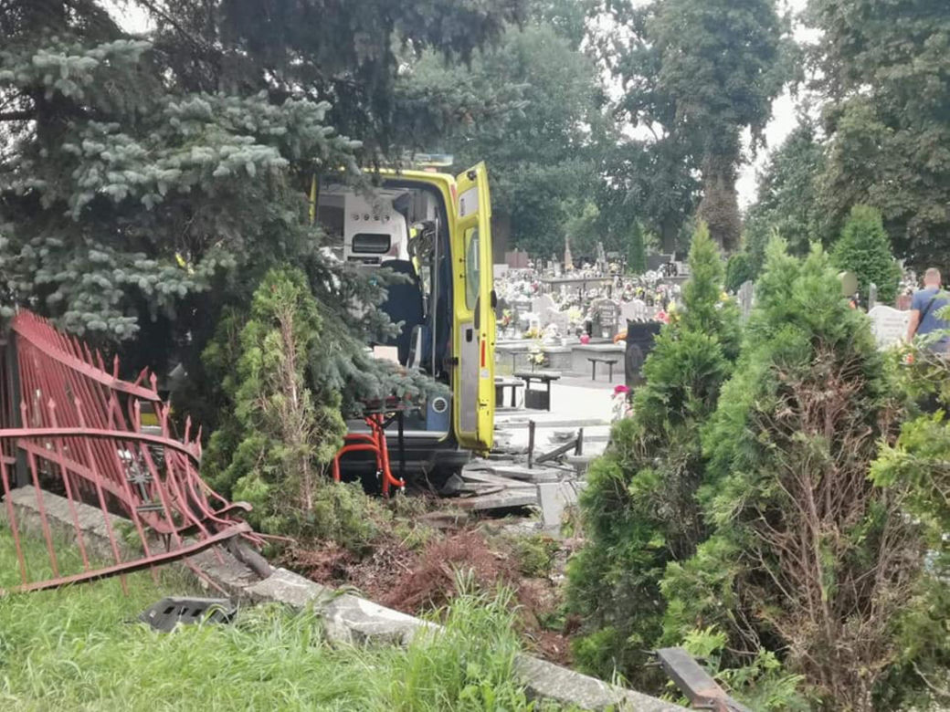 Szokujący wypadek karetki pod Płockiem! 46-latek przerwał ogrodzenie i zniszczył groby [ZDJĘCIA]