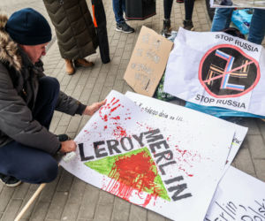 Protest przed sklepem Leroy Merlin