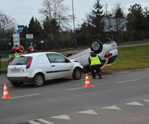 Wypadek na ul. 26 Kwietnia w Szczecinie. Dachował samochód