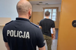 Może trafić do więzienia za to, że... ugryzł policjantkę! Agresywny klient sklepu ma na sumieniu znacznie więcej