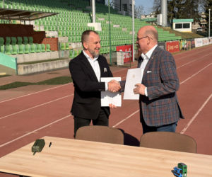 Długo wyczekiwany remont stadionu GKS Olimpii dojdzie do skutku. Podpisano umowę z wykonawcą 