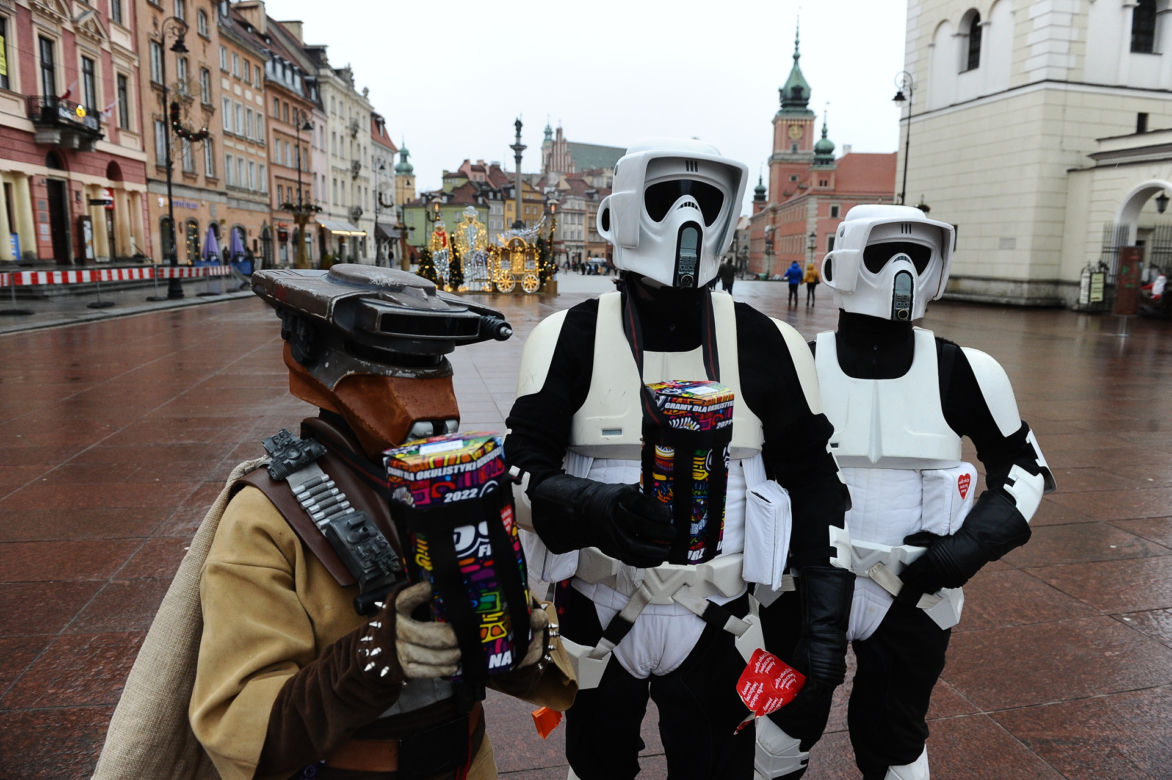 30. Finał WOŚP w Warszawie. Wolontariusze kwestują na ulicach, nie pokonała ich wichura