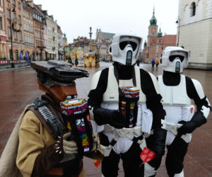 30. Finał WOŚP w Warszawie. Wolontariusze kwestują na ulicach, nie pokonała ich wichura