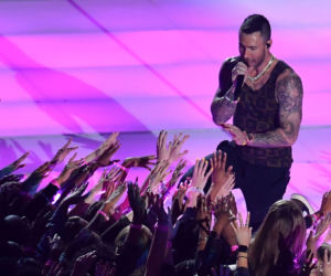 Maroon 5 i Adam Levine podczas Super Bowl 2019