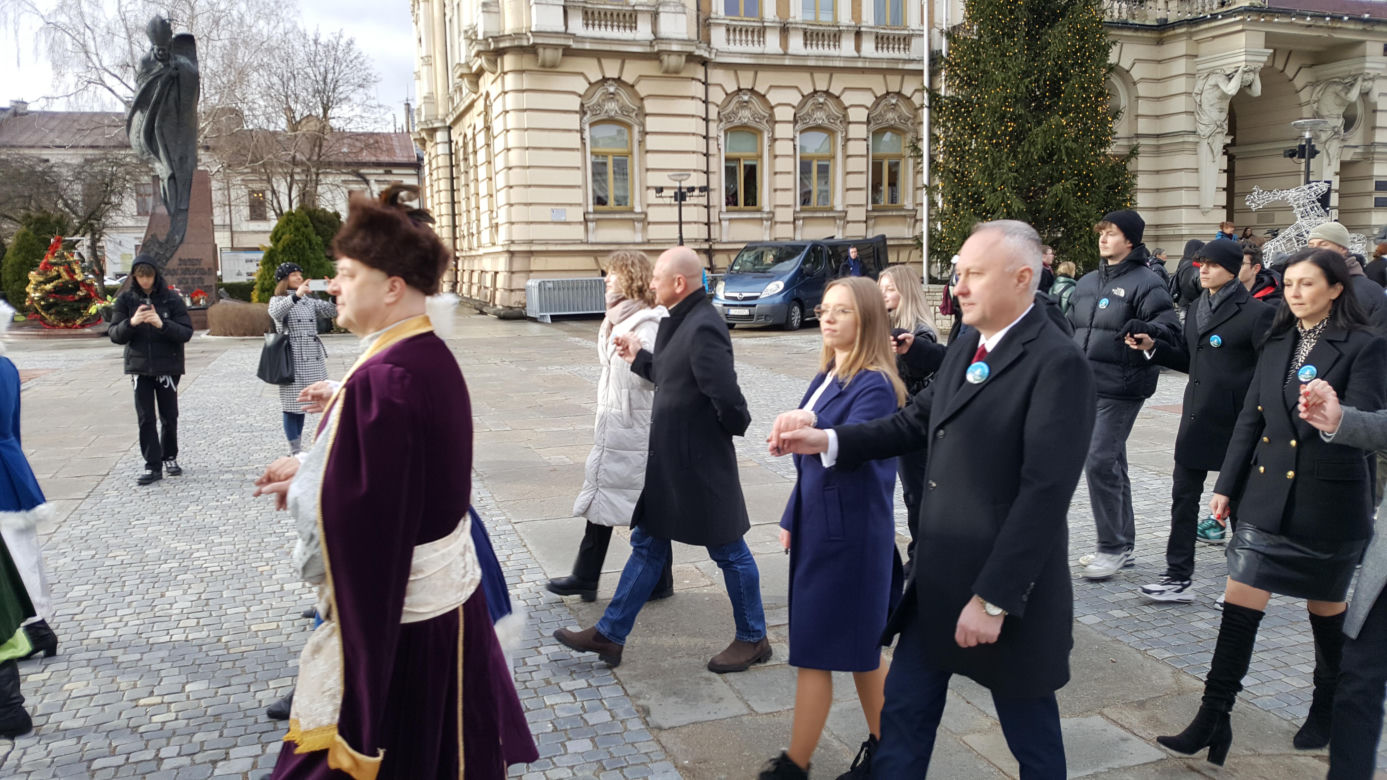 Maturzyści z Nowego Sącza zatańczyli poloneza na Ryku 