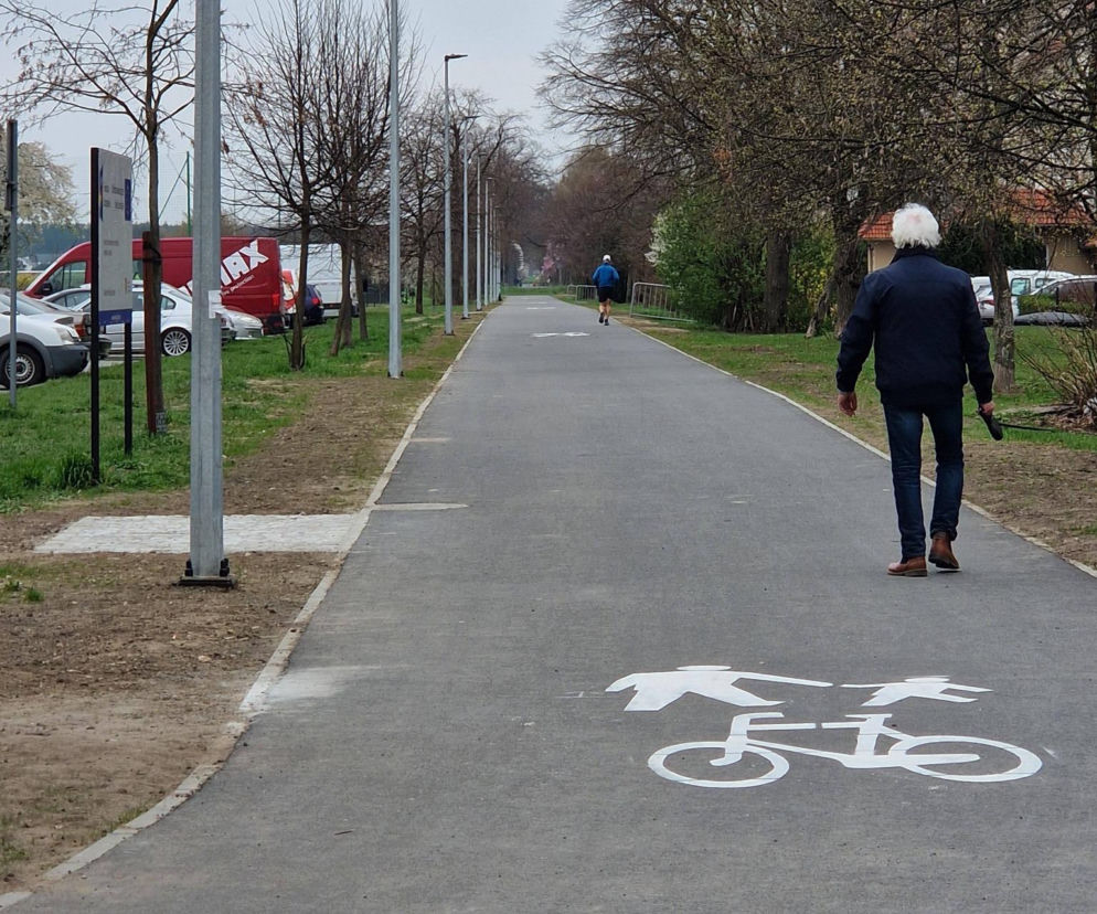 Rowerem i pieszo z ronda Antoniny na Ostroroga. Nowa trasa już otwarta