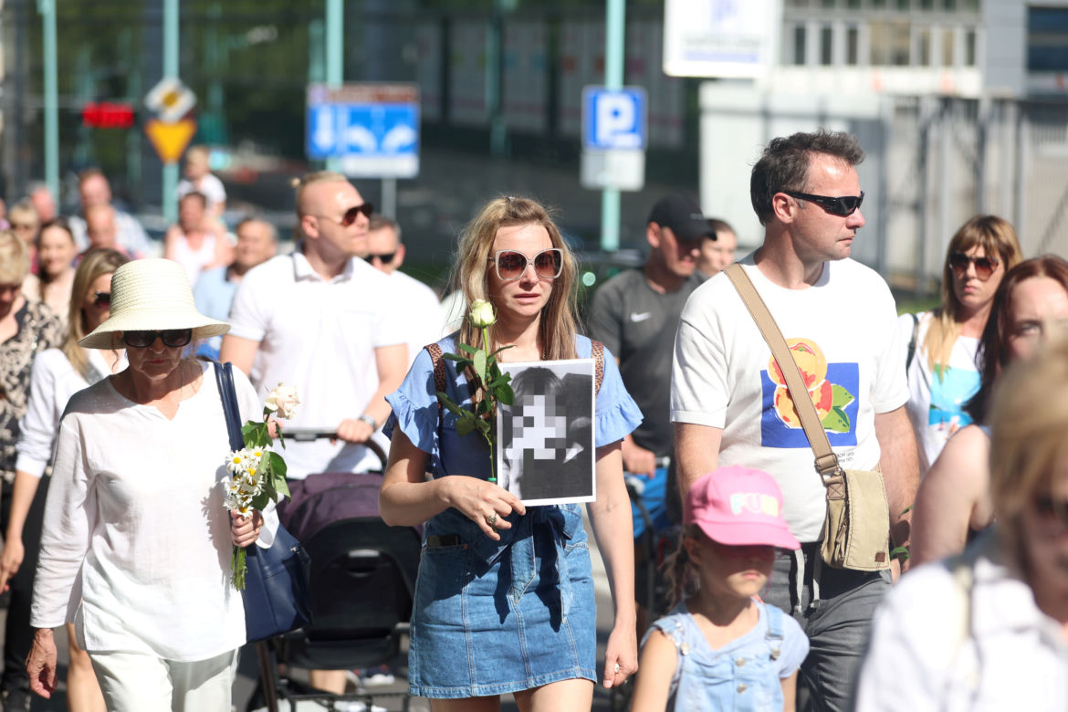 Pan Artur płakał w tracie białego marszu w Częstochowie. "Kamilek śni mi się po nocach"
