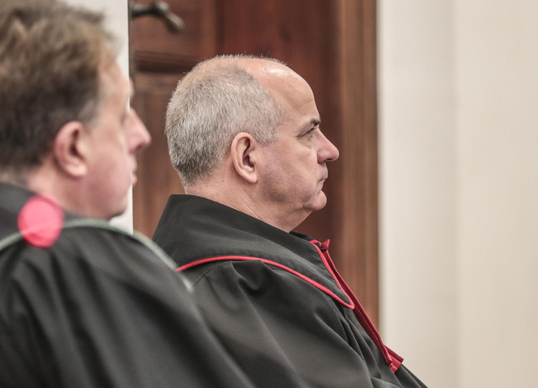 Wyrzucił Weronikę po domem. Dziewczyna konała w samych spodniach
