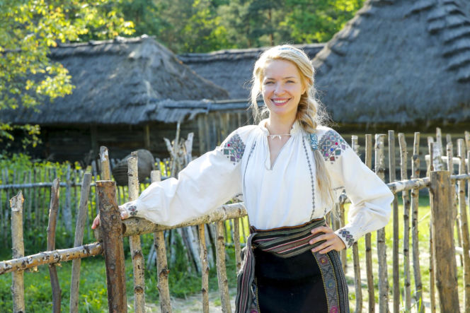 Paulina Gałązka kiedyś i dziś. Tak przez lata zmieniała się gwiazda filmu "Dziewczyny z Dubaju"