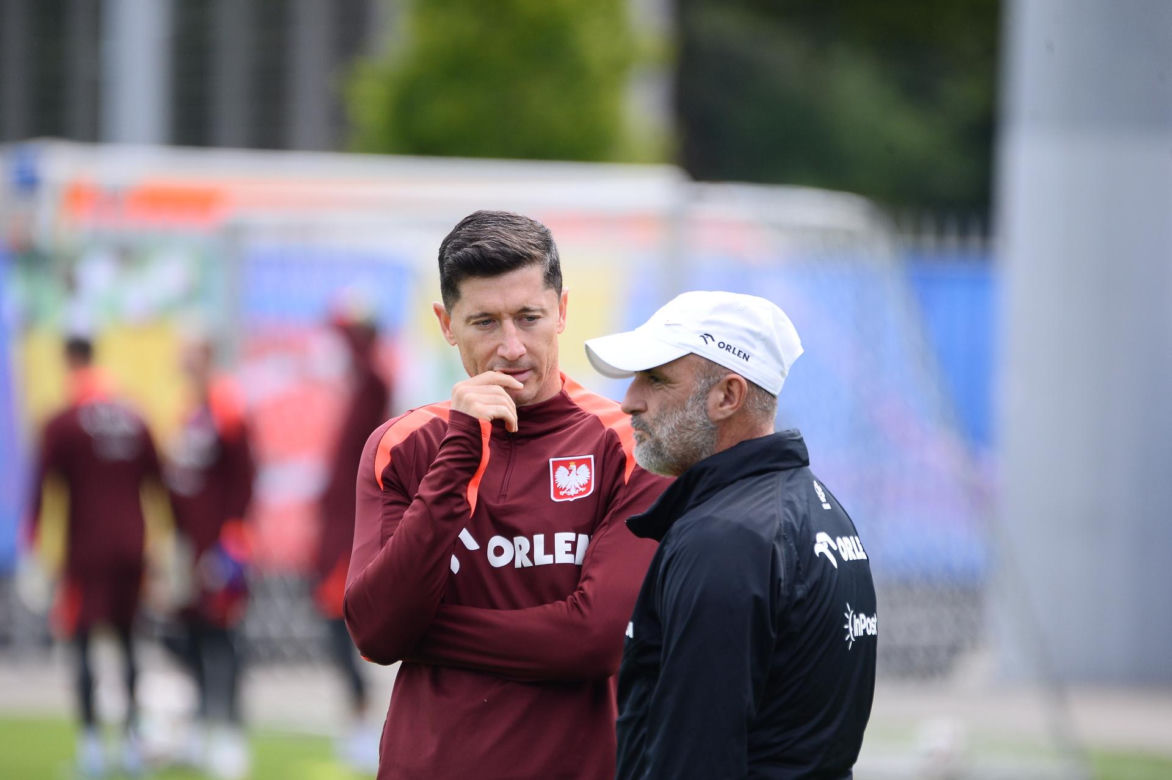 Robert Lewandowski przyłapany przed treningiem z korkami