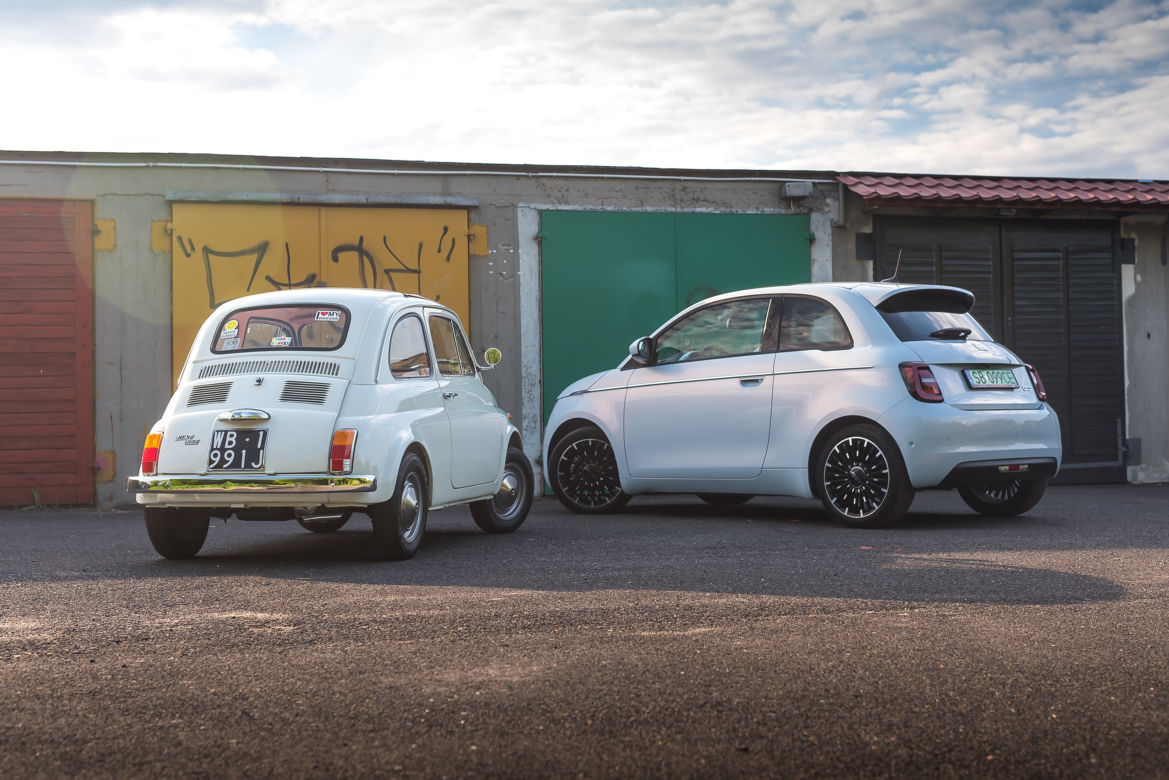 Elektryczny Fiat 500e i klasyczny Fiat 500