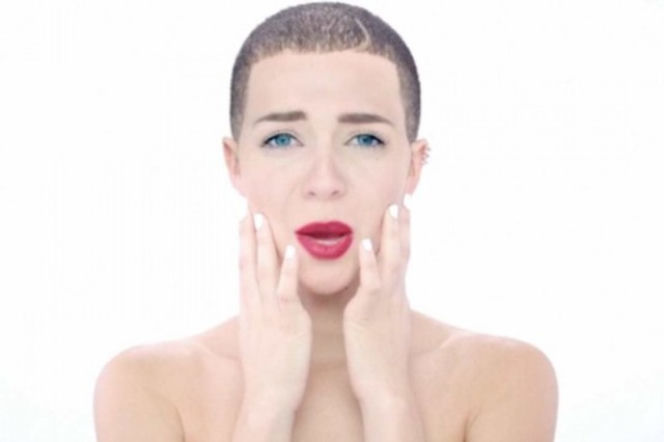 Drake jako Miley Cyrus w teledysku do Energy