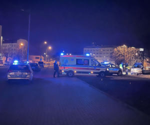 Zwiewał peugeotem przez pół miasta. Policjanci ranni
