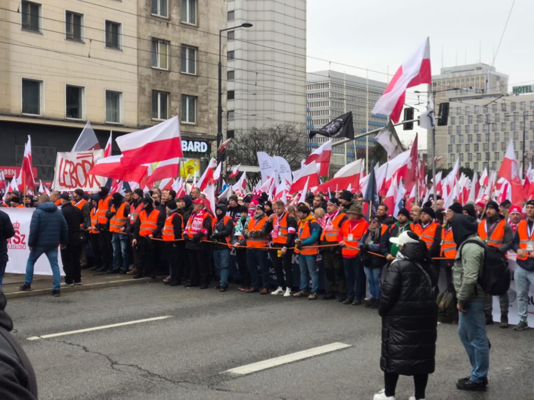 Marsz Niepodległości 2025 na żywo. Relacja z Warszawy. "Chcę zobaczyć Polskę samodzielną i niezakompleksioną"