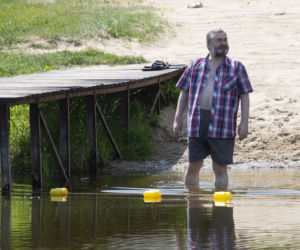 Karol Karski. Kupił flaszkę i odpoczął nad Świdrem