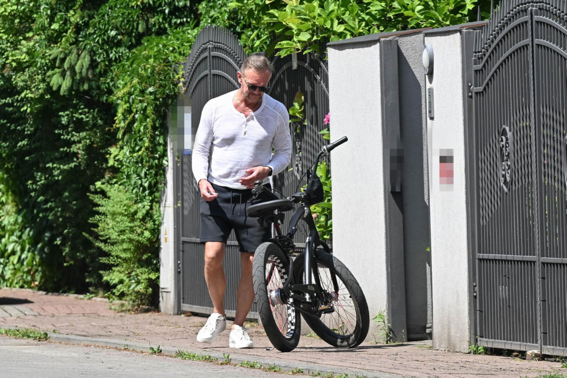 Cezary Pazura naprawia kręgosłup na rowerze