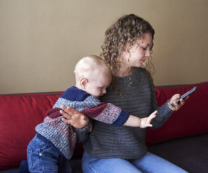 Patrzysz w telefon przy dziecku? Możesz nieświadomie wywoływać jego frustrację
