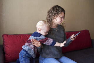 Patrzysz w telefon przy dziecku? Możesz nieświadomie wywoływać jego frustrację
