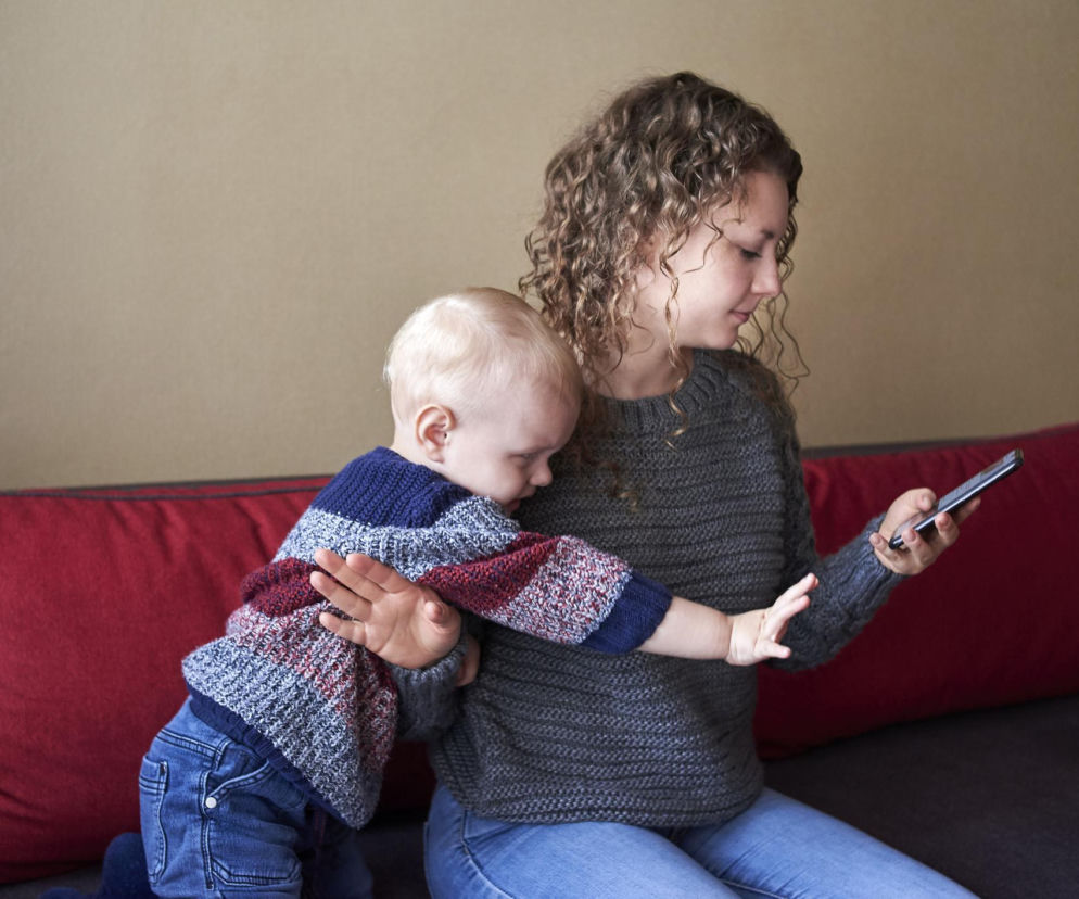 Patrzysz w telefon przy dziecku? Możesz nieświadomie wywoływać jego frustrację