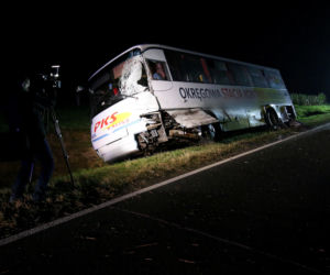 Brudzewek: Zderzenie autokaru z busem! Kierowca zakleszczony w aucie [ZDJĘCIA] 