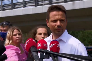 Wybory 2020. Rafał Trzaskowski PRZERWAŁ kampanię. Wypadek autobusu w Warszawie