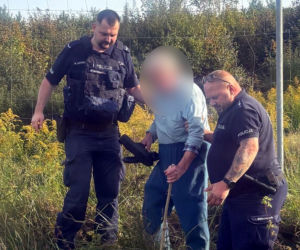 Zaginiony 67-latek szedł nasypem kolejowym. Opuścił placówkę w samej piżamie