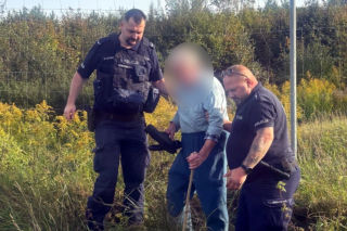Zaginiony 67-latek szedł nasypem kolejowym. Opuścił placówkę w samej piżamie