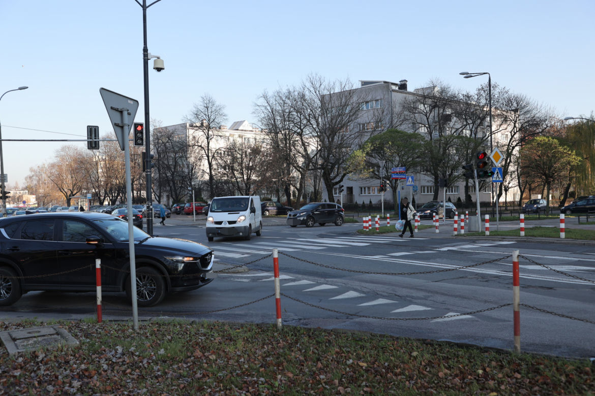 Skrzyżowanie grozy na Bielanach. Codziennie dochodzi tu do niebezpiecznych sytuacji