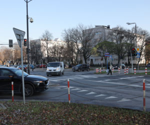 Skrzyżowanie grozy na Bielanach. Codziennie dochodzi tu do niebezpiecznych sytuacji