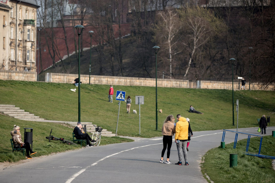 Pełne Błonia i tłumy spacerowiczów. Tak wygląda kwarantanna w Krakowie