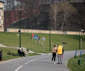 Pełne Błonia i tłumy spacerowiczów. Tak wygląda kwarantanna w Krakowie