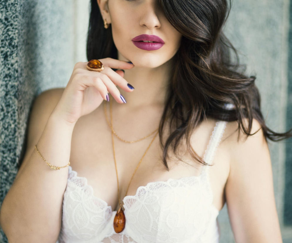 Jesienne trendy w makijażu. Te kolory na ustach i powiekach będą świetnym dopełnieniem ciepłej garderoby