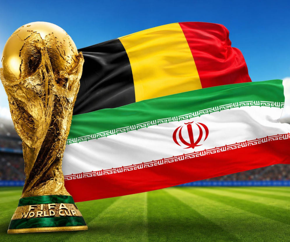 Trofeum FIFA World Cup na zielonej murawie stadionu, z powiewającymi flagami Belgii i Iranu w tle, symbolizujące mecz Mundialu 2026. Pełne statystyki meczu i składy dostępne są na naszym portalu.