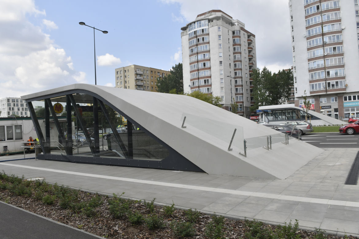 Awantura o barierki na zadaszeniach wejść do metra na Bródnie. Warszawiacy: „To nie ma sensu!