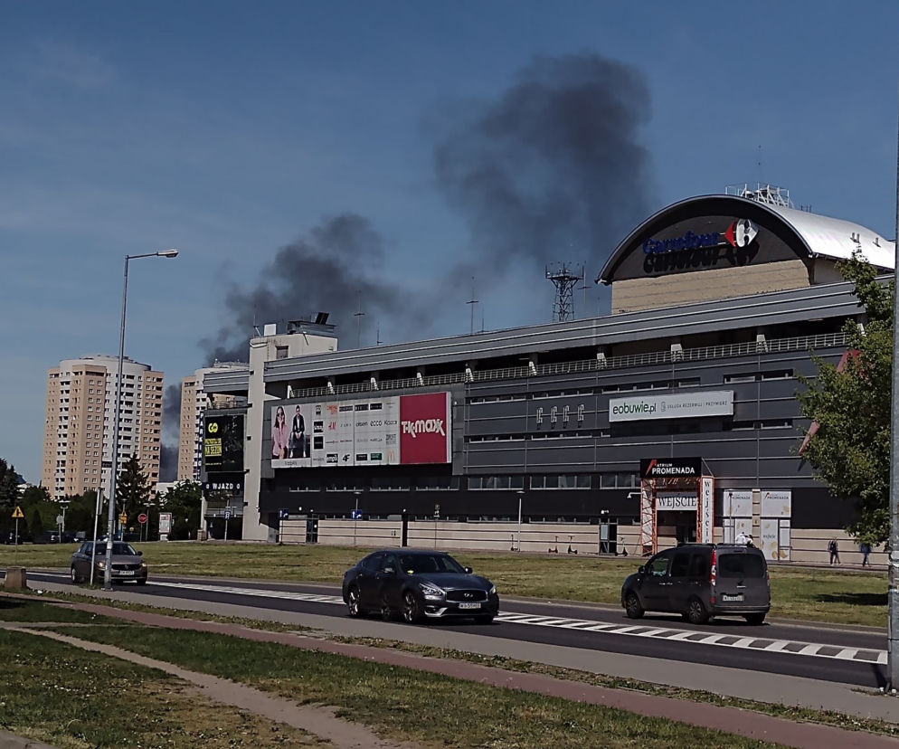 Kłęby czarnego dymu unoszą się nad Warszawą! Kolejny gigantyczny pożar, tym razem na Pradze! Co się pali?!