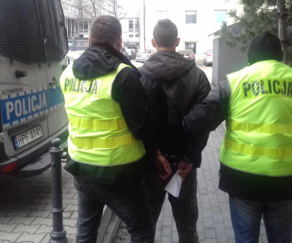 Łódź: 19-latek wpadł z narkotykami we WŁASNYM DOMU. Otworzył policjantom drzwi z... TŁUCZKIEM DO MIĘSA w ręku
