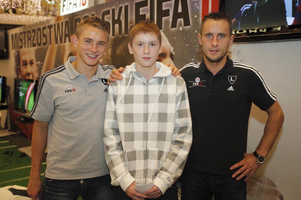 Mistrz Poslki FIFA - Michał Albanowicz oraz pikarze Legii