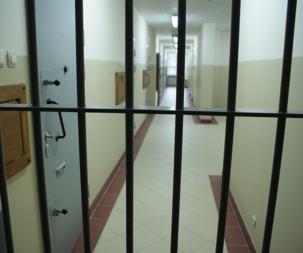 Ostrołęka. Pobił kobietę, uderzając ją w twarz i brzuch! Policja tylko go rozsierdziła!