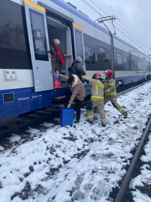 Dramat w pociągu PKP Intercity pod Kielcami. Do akcji w polu musieli wkroczyć strażacy