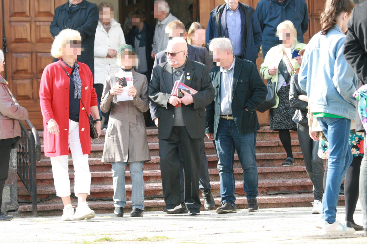 Pobożny Lech Wałęsa w kościele. Naprawdę zadał szyku, młodzieżowa fryzura