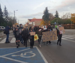 Strajk kobiet: „Chciałabym dokonać aborcji rządu”. Bełchatowianki OSTRO na ulicach miasta!