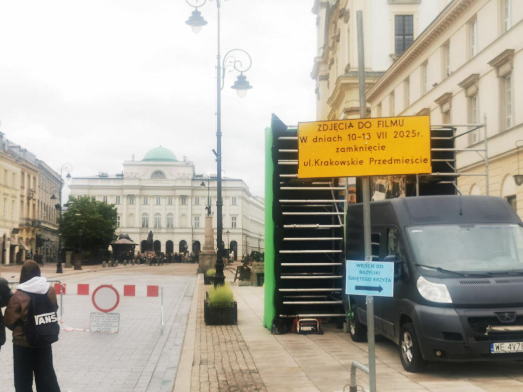 Co się dzieje na Krakowskim Przedmieściu w Warszawie? Rosyjskie napisy na ulicach