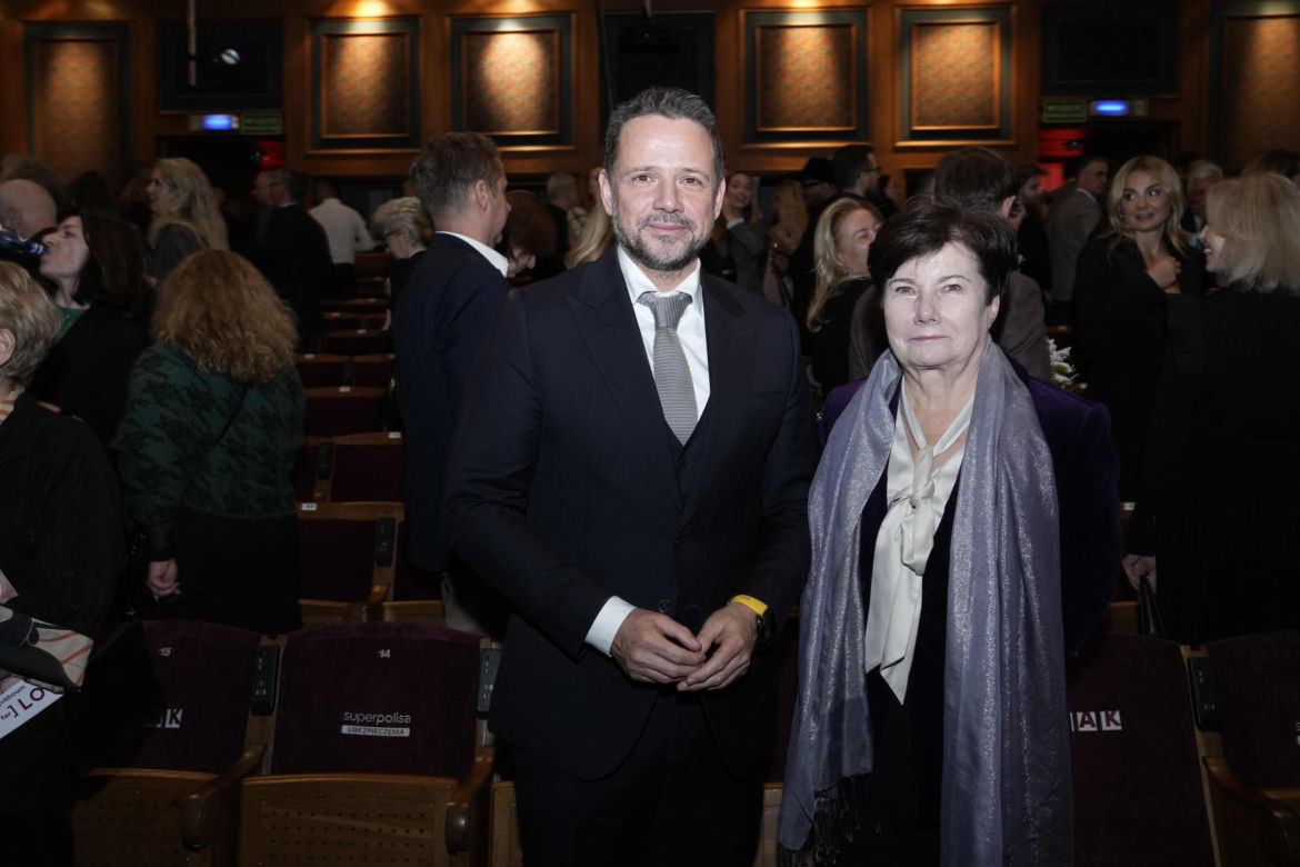 Trzaskowski wśród gwiazd. Prezydent błyszczał na premierze w Teatrze 6.Piętro