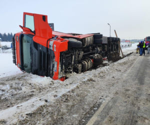 Ciężarówka wioząca świnie runęła na śnieg. Poważne utrudnienia na drodze krajowej