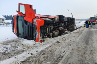 Ciężarówka wioząca świnie runęła na śnieg. Poważne utrudnienia na drodze krajowej