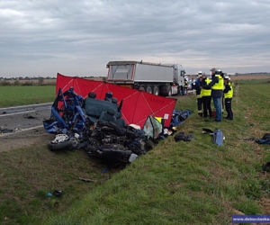 Samochód osobowy wjechał pod ciężarówkę. Pasażer zginął na miejscu