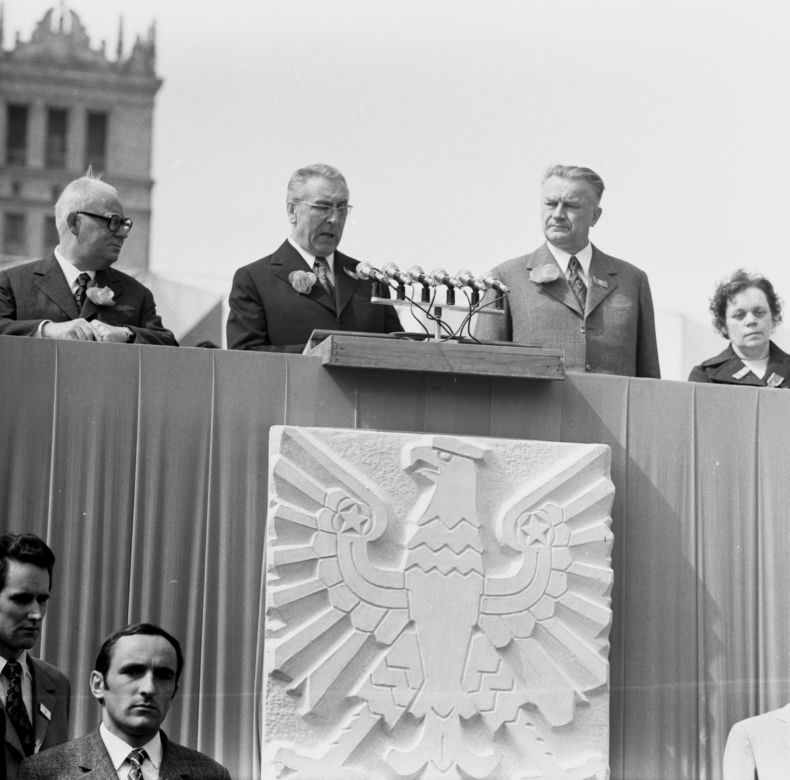 Edward Gierek na mównicy na Placu Defilad przed Pałacem Kultury i Nauki w Warszawie