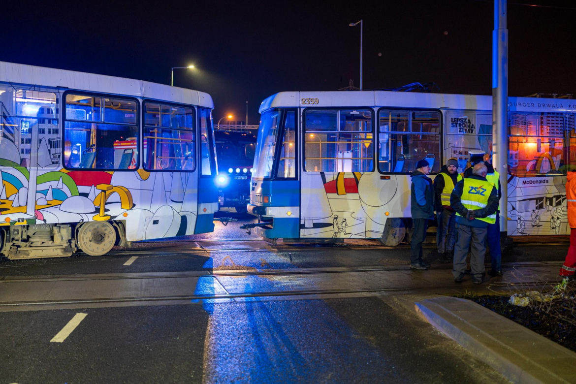 Zderzenie tramwaju linii 10 z autobusem 107 we Wrocławiu