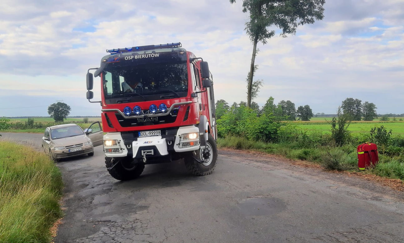 Volvo wypadło z drogi na zakręcie i rozbiło się na drzewie