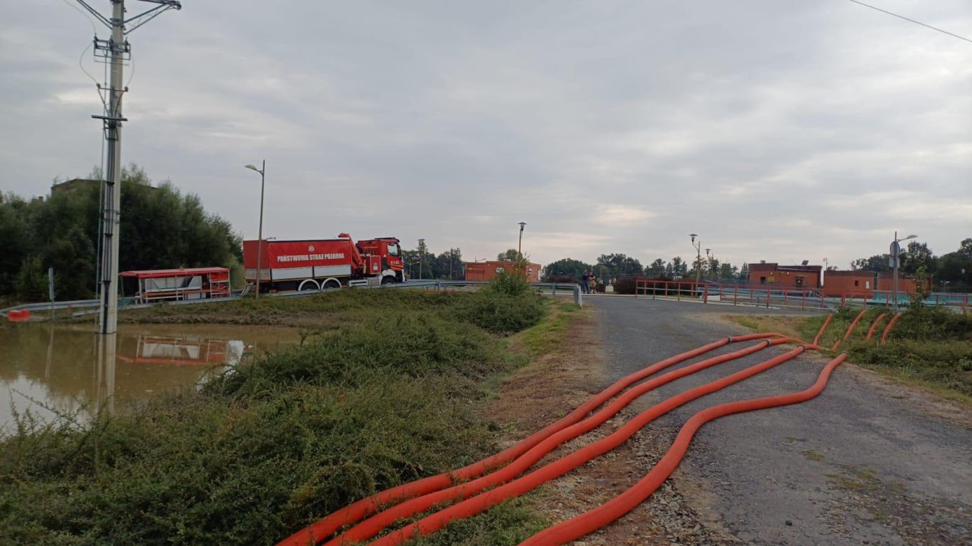 Bohaterska postawa policjantów z Działdowa. Wzięli urlop, aby pomagać powodzianom [ZDJĘCIA]